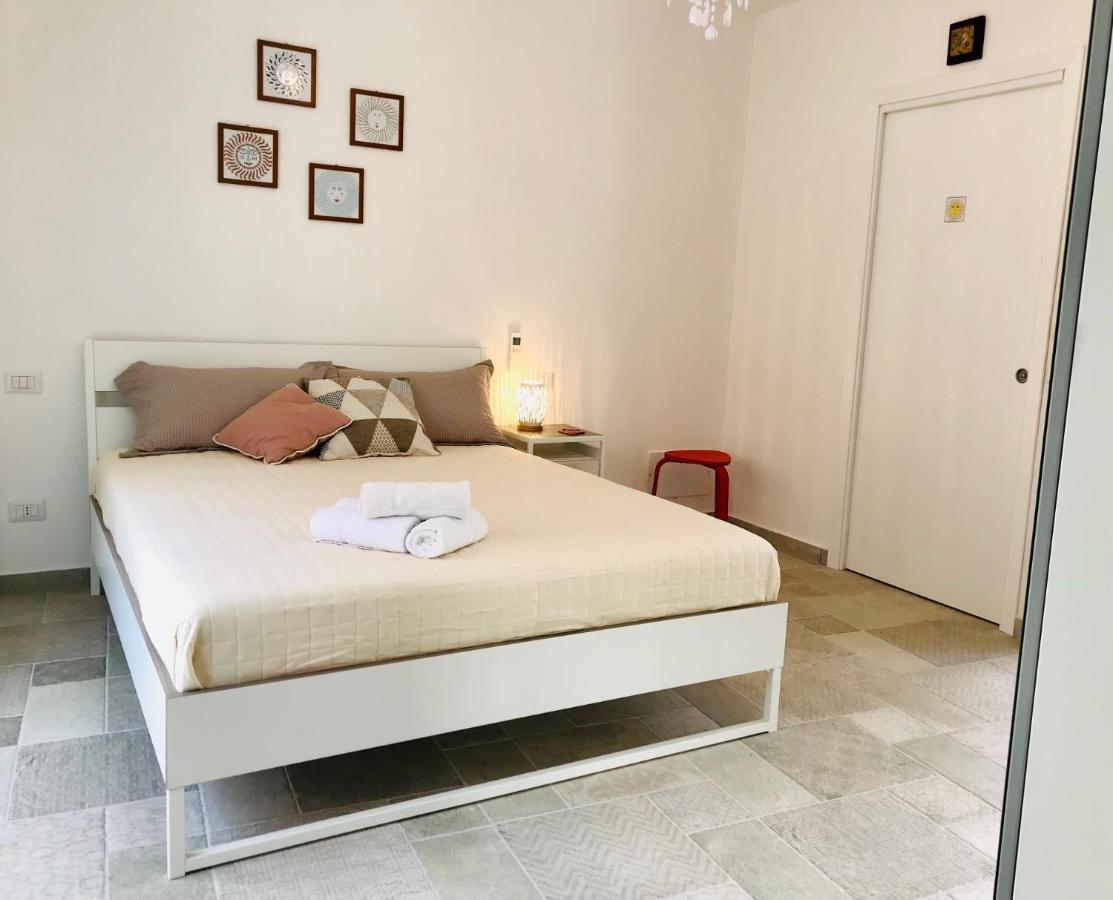 Chambre Lit King-Size avec Douche Accessible en Fauteuil Roulant - Adaptée aux Personnes à Mobilité Réduite